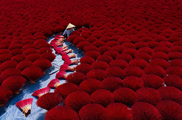 "Incensing Work". Photo by AGORA/Khanh Phan. 