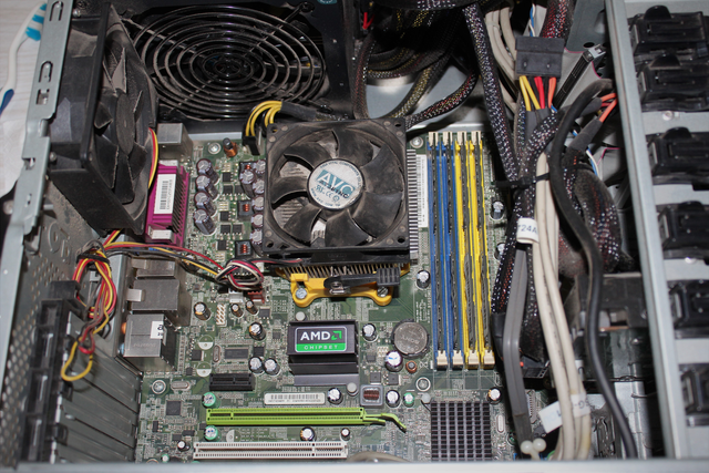 Fotografías de mi viejo y mi nuevo ordenador reformado y sus nuevas piezas/componentes