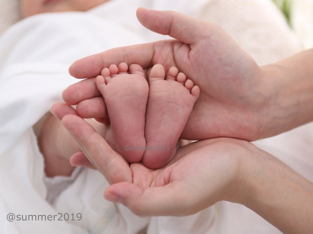 Summer's feet at 2 weeks old