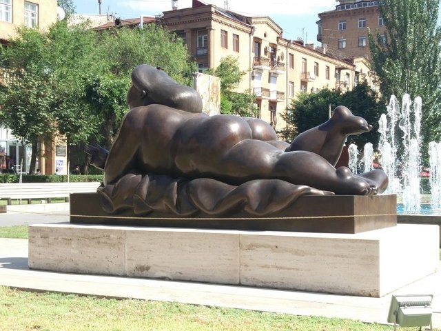 Liegende Dicke in Jerewan / Lying Fat Woman in Yerevan