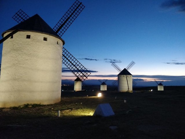 Muehlenfeld bei Nacht / The Mill Field at night / Campo de Molinos de nochel