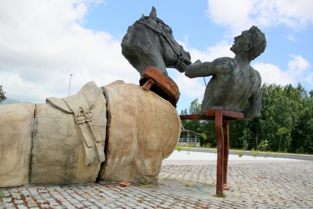 Reiter und Pferd ohne Unterkörper