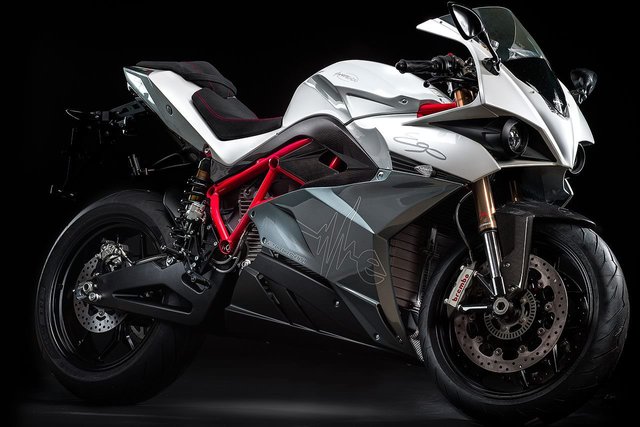 Energica-Ego-Lunar-White-Titan-Grey-credit-Luciano-Consolini-1280x854.jpg