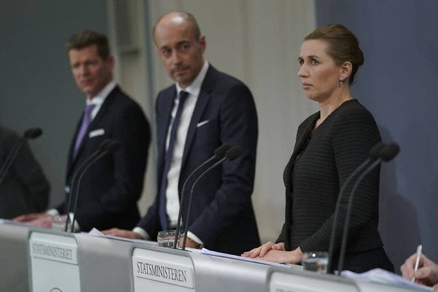 Mette, Magnus og Søren til pressekonference