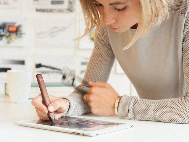 the-fiftythree-digital-pencil-stylus-acts-like-a-real-pencil-on-your-ipad.jpg