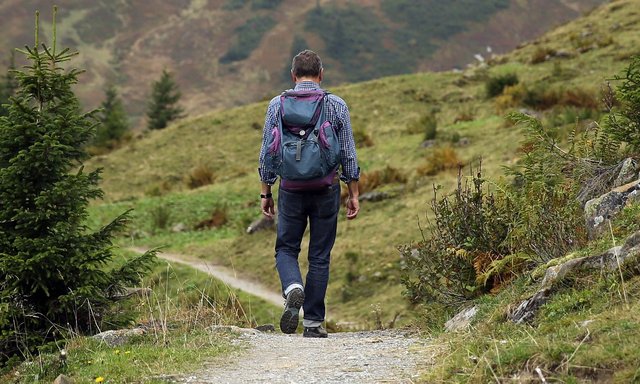 Weg mit leichtem Gepäck