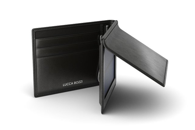 Lucca-Bozzi-Solar-Charging-Wallet-02.jpg