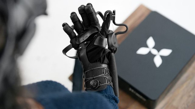 haptx-glove-and-console-topdown-1024x576.jpg