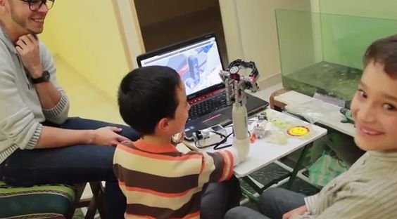 Incredible Lego-compatible prosthetic arm helps kids build