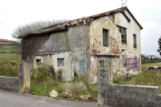 El Ayuntamiento de Santander ha declarado en ruina una casa abandonada ubicada en el número 94 de Camarreal, en Peñacastillo..