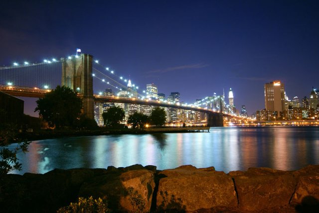 vista-nocturna-del-puente-brooklin.jpg