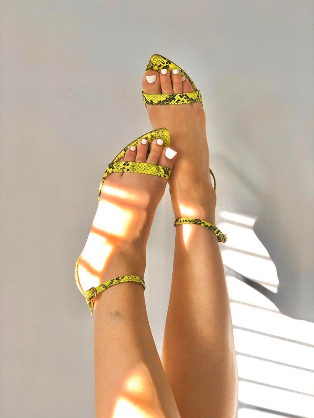Fresh pedicures toes always look so sexy in heels!