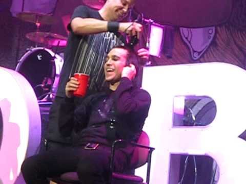 10 Years Ago Mark Hoppus Shaved Off Pete Wentz Emo Hair On Stage