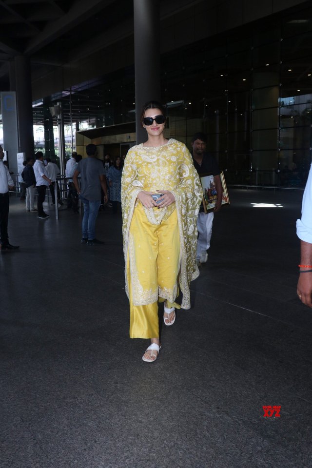 Kirti Sanon Spotted At Airport In Mumbai Arrival