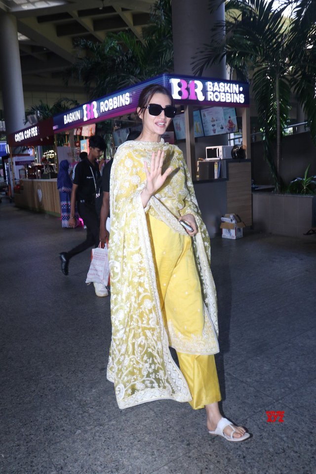 Kirti Sanon Spotted At Airport In Mumbai Arrival