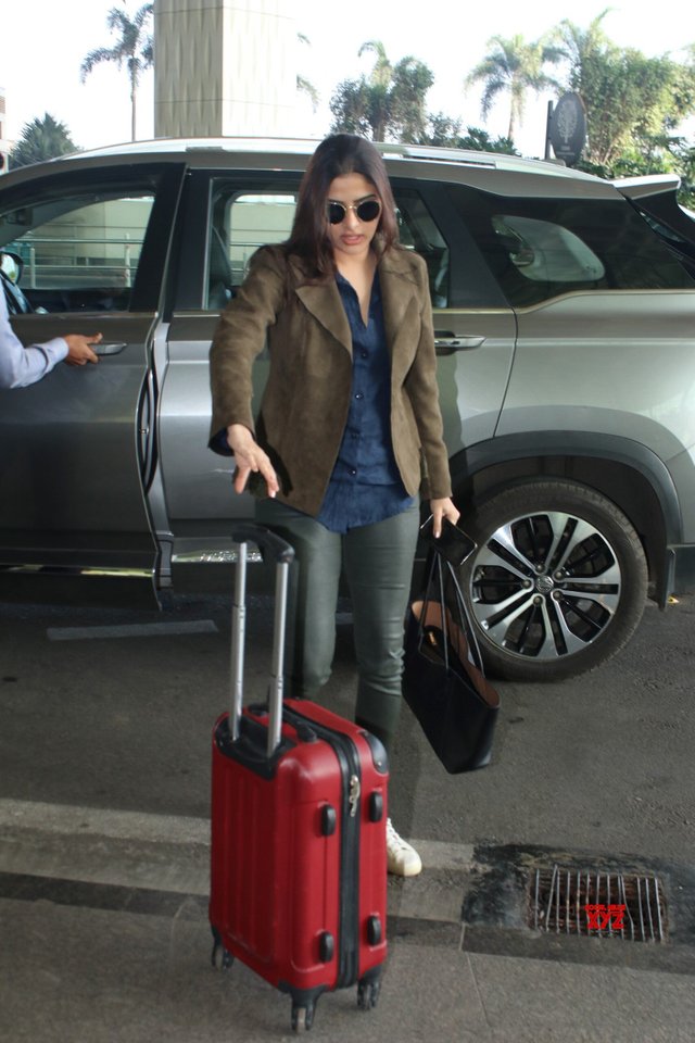 Actress Avantika Dasani Spotted At Airport In Mumbai Departure – Gallery