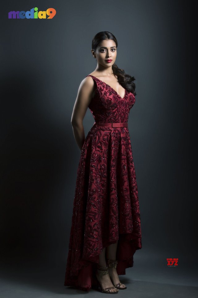 Actress Shriya Saran Latest Glamour HD Stills