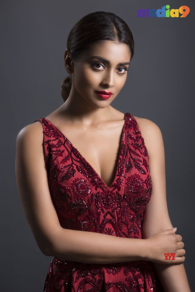 Actress Shriya Saran Latest Glamour HD Stills
