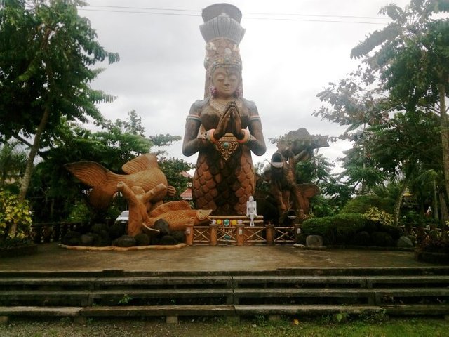 isdaan floating restaurant giant statue entrance