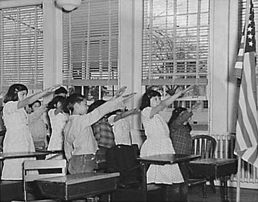 English: American students pledging to the fla...