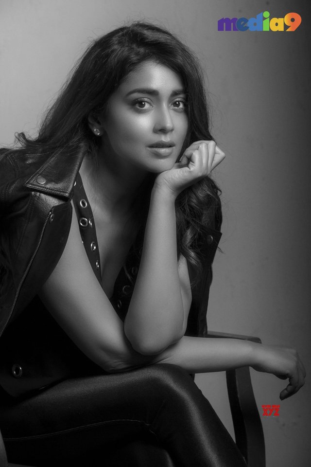 Actress Shriya Saran Latest Glamour HD Stills