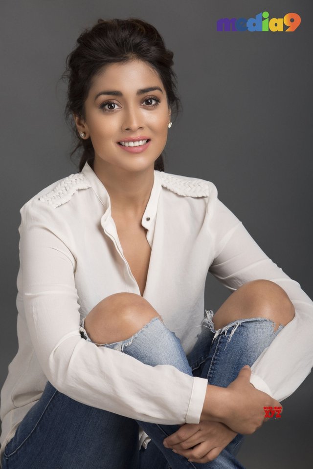 Actress Shriya Saran Latest Glamour HD Stills