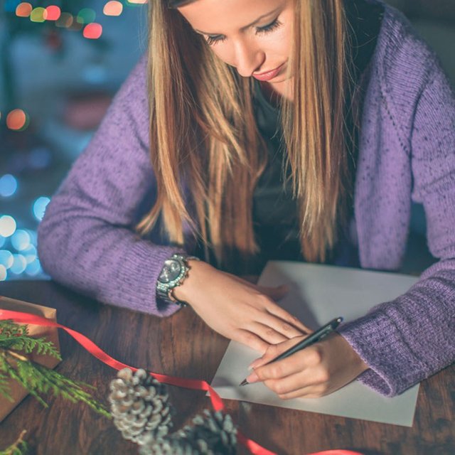 Resultado de imagen para mujer Escribiendo carta navidada