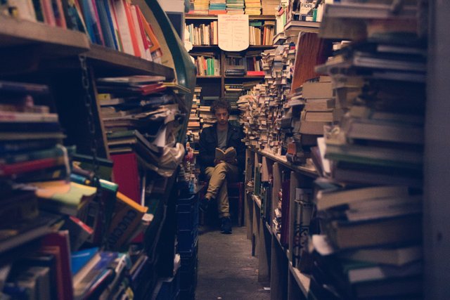 biblioteca llena de libros hasta la locura