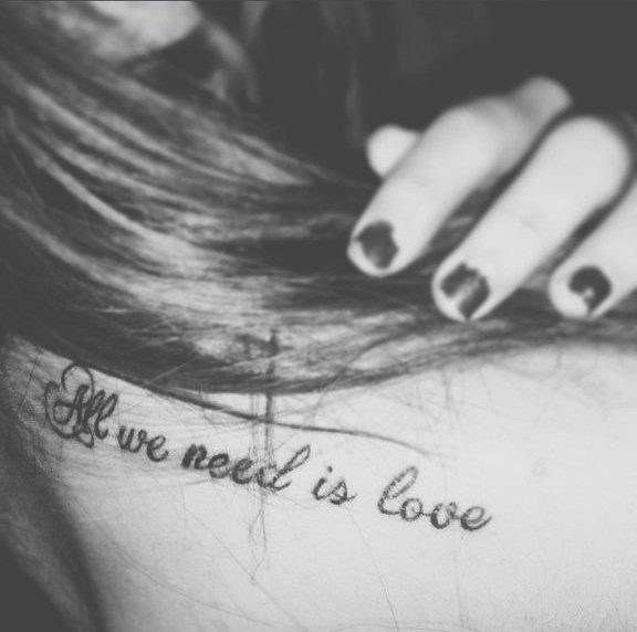 Tatuaje Frase All we need is love  Tatuajes para Mujeres