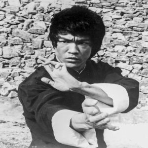 movie_star_news_bruce_lee_hands_posed_in_kung_fu_action_a_G_14443387_8363142