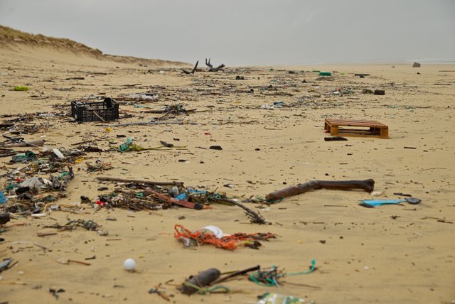 Plasticos por las playas tiradas jumm!