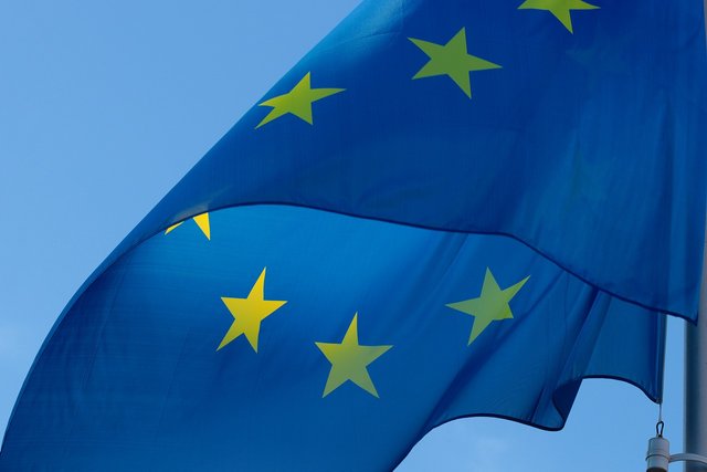 Bandera al viento de la unión europea