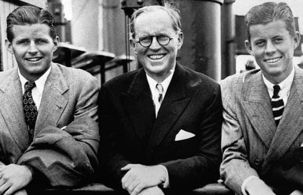 L'ambassadeur américain Joseph Kennedy avec ses fils, Joe Jr. et le futur président américain John F. Kennedy (Jack).