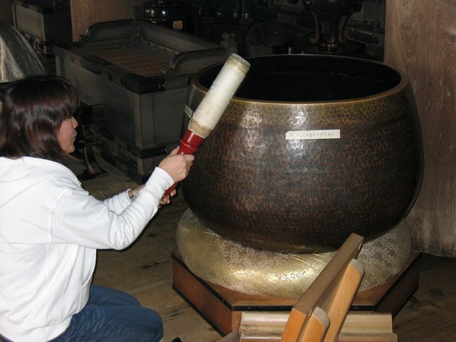 Rin_gong_at_Kiyomizu-dera,_Kyoto.JPG