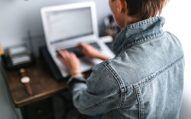 kaboompics_Woman-working-on-the-laptop-1080x675.jpg