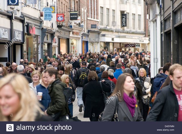 york-uk-high-street-busy-shoppers-shopping-retail-retailer-sale-sales-D43YMN.jpg
