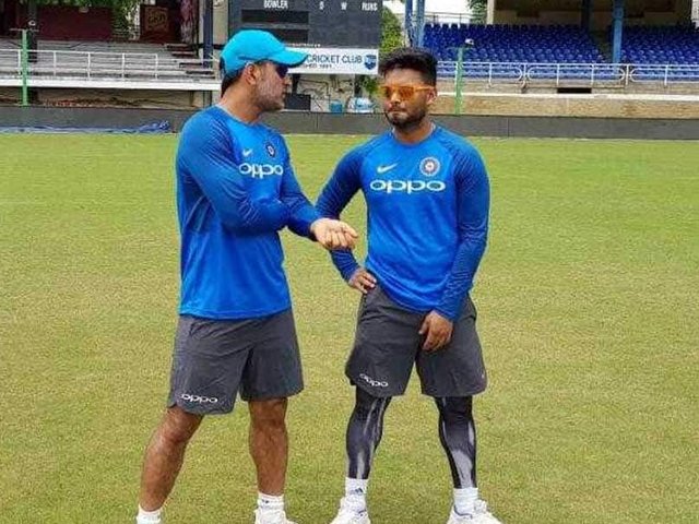 5b3nc81g_rishabh-pant-dhoni-25072018-bcci_625x300_25_July_18.jpg