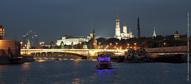 Moscow River night photo