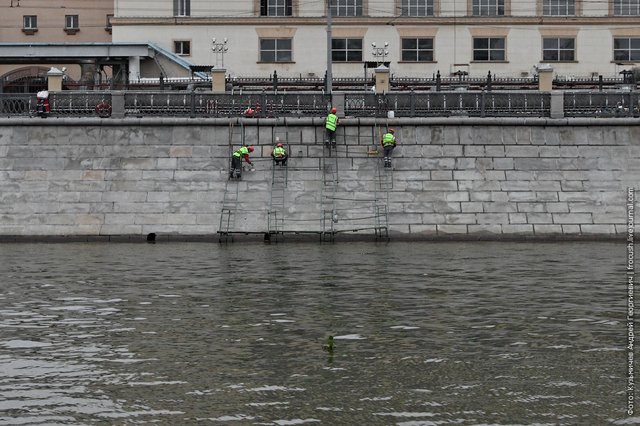 Workers on the granite embankment of the Moscow River photoes