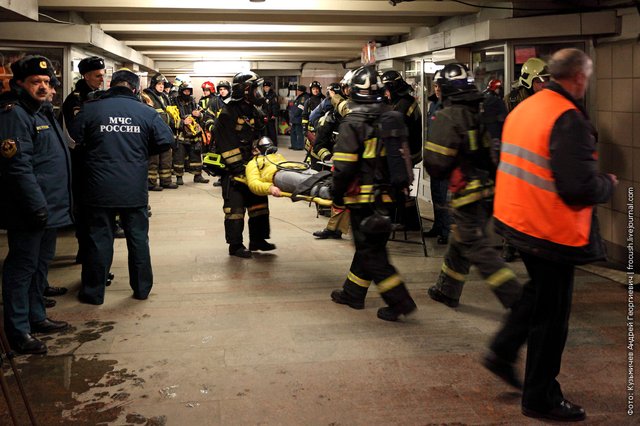 Removal of victims from the metro station Transfiguration Square after the explosion in the subway train training photo