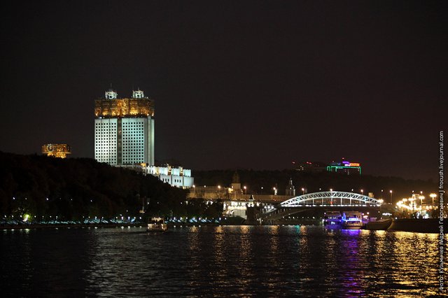 Night photo The building of the Presidium of the Russian Academy of Sciences and the Andreevsky railway bridge across the Moscow River