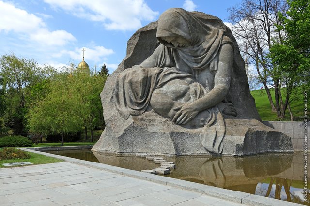 Площадь Скорби Монумент Скорбящая мать