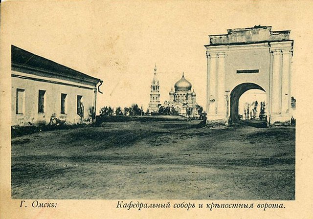 Кафедральный собор и Тарские ворота 1900-10.jpg