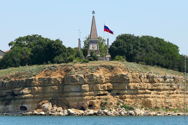 Мыс Кордон, памятник Славы