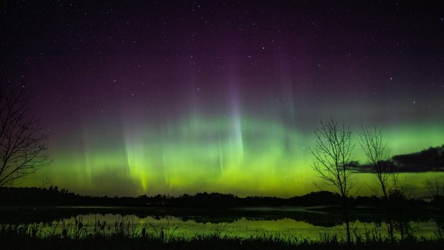 Image from https://img.apmcdn.org/c870065675445f29f277c40cf9d4cf211c8fcb4f/widescreen/04e131-20211012-aurora-in-central-minnesota-on-october-12-2000.jpg