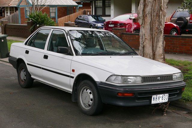1280px-1993_Toyota_Corolla_(AE92)_SE_sedan_(2015-07-15)_01.jpg