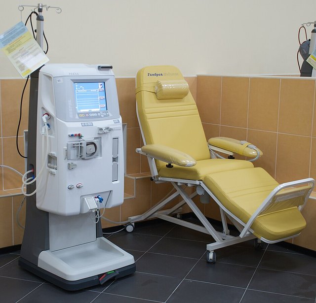 Hemodialysis_machine_INNOVA.jpg