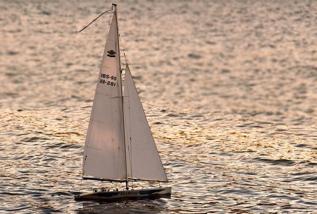 sailing-boat-3399014_1280.jpg