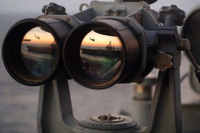 binoculars-67535_1280.jpg