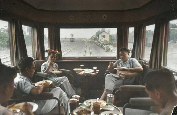 Serving+in+Sukarno's+cabinet,+the+Interior+Minister+of+Information+(L)+making+a+tour+by+train_DWHRF__please_credit[palette.fm].jpg